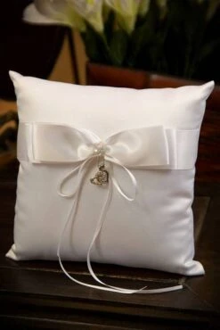 Square Ring Pillow W/hanging Heart White